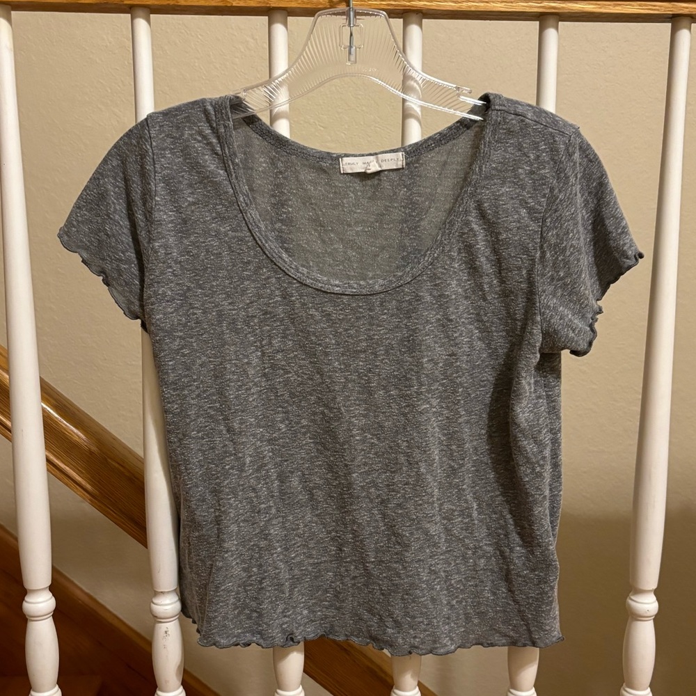 truly madly deeply grey crop t shirt lettuce hem